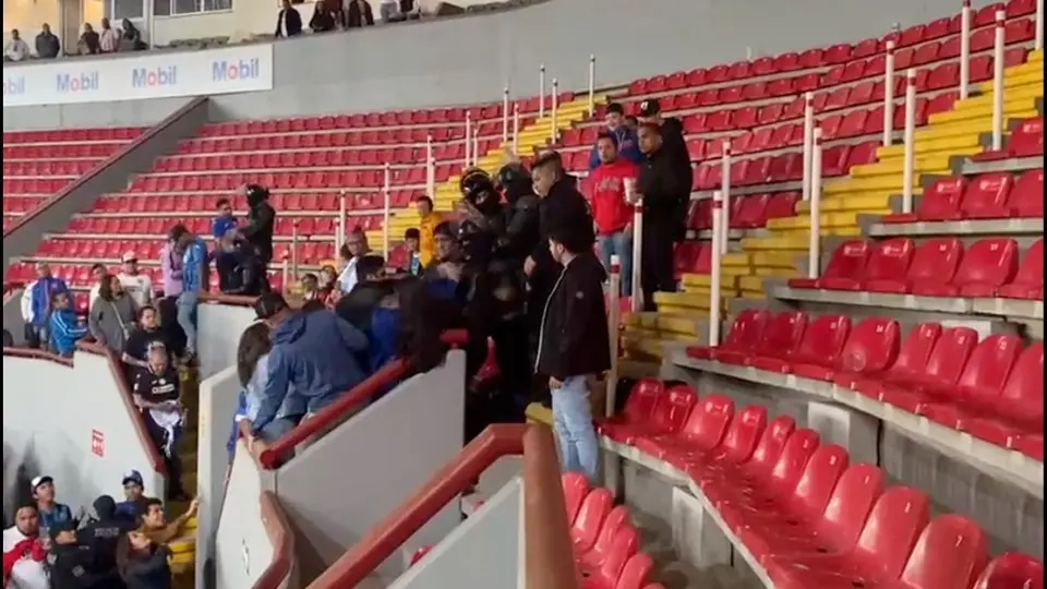 Aficionados de Cruz Azul inician conato de bronca contra policía del Victoria tras derrota vs Necaxa