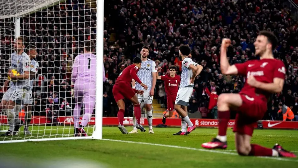 Raúl Jiménez fue titular en la derrota de los Wolves ante Liverpool