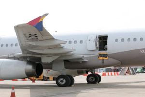 Pasajero surcoreano que abrió puerta de avión confesó cuales fueron sus motivos