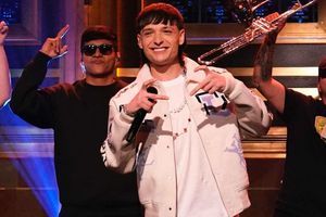 Peso Pluma demuestra sus dotes en el basquetbol con entrenador de la NBA