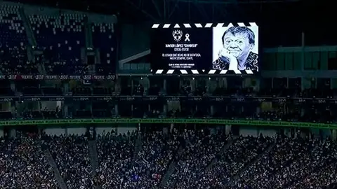 Chabelo, con emotivo homenaje en Clásico Regio Femenil entre Rayadas y Tigres