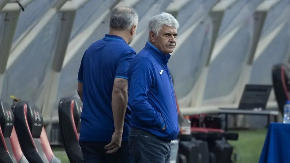 Tuca Ferretti: ¿Cuáles serían las sanciones al DT de Cruz Azul por fumar en el Estadio Azteca?