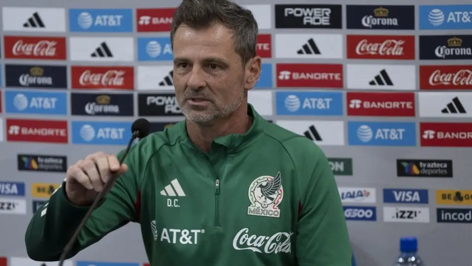 Cocca perfila a Santi Giménez, Erick Gutiérrez y Acevedo como titulares en su debut