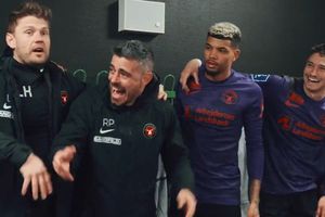 Rodrigo Prieto la rompe en Dinamarca y hace que su equipo cante 'La Bamba'