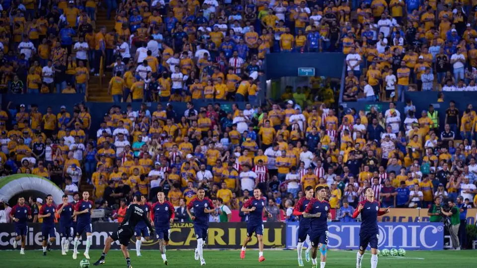 Chivas: Ambiente hostil contra el Rebaño en el Universitario para la Ida de la Final