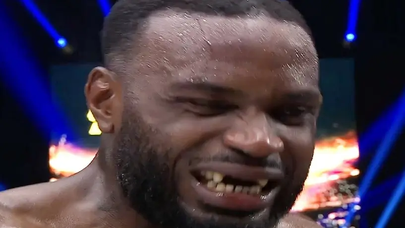 Peleador de kickboxing pierde los dientes frontales en plena pelea