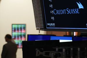 Temores por bancos se extienden a Europa; caen acciones de Credit Suisse