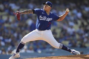Julio Urías brilló en la victoria de los Dodger ante los Padres de San Diego