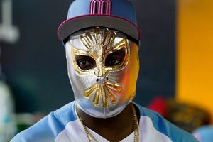 Randy Arozarena salió con máscara del Místico al dugout de México