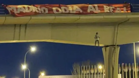 Real Madrid: Muñeco de Vinicius Jr. colgado aparece en puente de Madrid