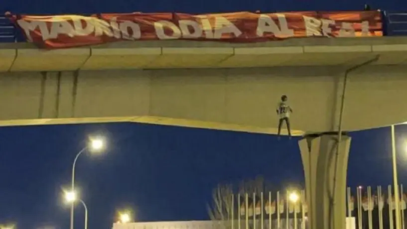 Real Madrid: Muñeco de Vinicius Jr. colgado aparece en puente de Madrid