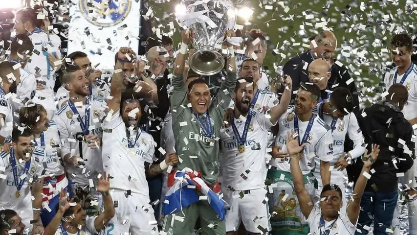 Keylor Navas levantando la Champions League con el Real Madrid
