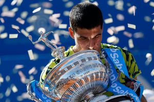 Carlos Alcaraz levanta el título en Barcelona al vencer a Tsitsipas