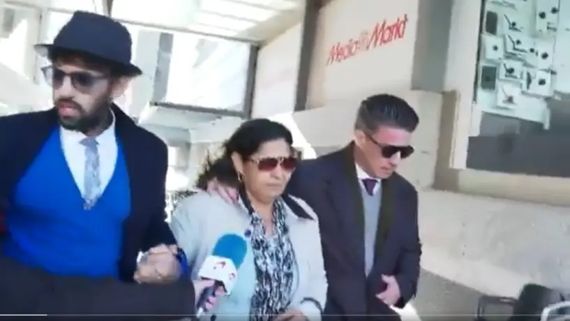 Mamá de Dani Alves fue captada consternada tras cita con abogados de su hijo
