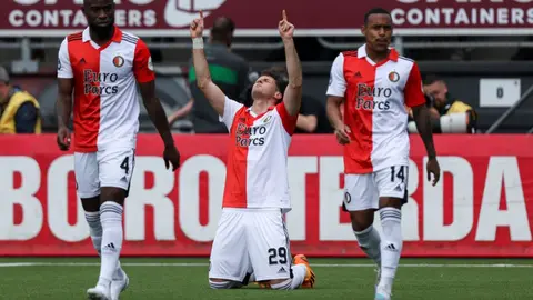 Santi Giménez anotó doblete histórico y el Feyenoord se quedó con el derbi de Rotterdam