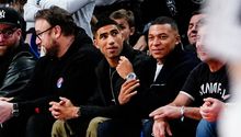 Mbappé y Hakimi, captados de 'encubiertos' en concierto callejero en New York