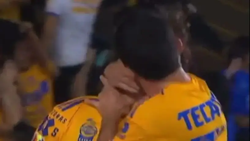 Vigón le da 'beso en la boca' a Córdova en el Tigres vs Rayados y video se hace viral