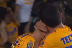 Vigón le da 'beso en la boca' a Córdova en el Tigres vs Rayados y video se hace viral