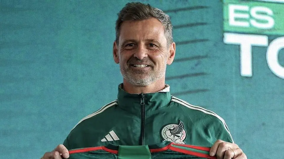 Selección Mexicana: Diego Cocca dio charla técnica en el avión rumbo a Surinam