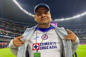 Aczino hizo presencia en el Estadio Azteca para apoyar a Cruz Azul ante Santos