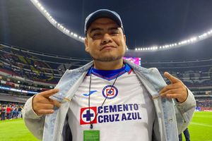 Aczino hizo presencia en el Estadio Azteca para apoyar a Cruz Azul ante Santos