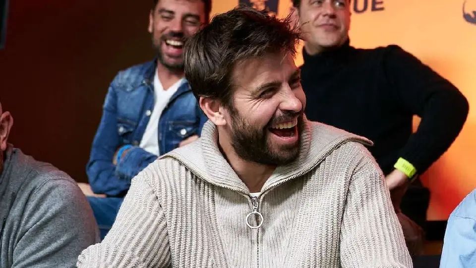Piqué se negó a dejarle su asiento a Frenkie de Jong y su novia en video viral