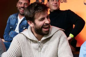 Piqué se negó a dejarle su asiento a Frenkie de Jong y su novia en video viral