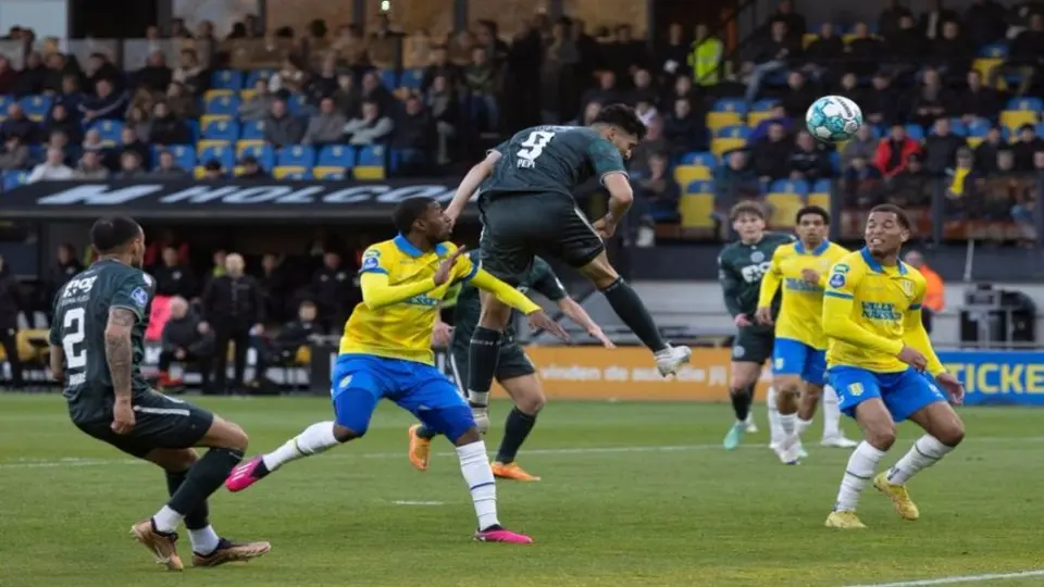Ricardo Pepi anota en la Eredivisie y supera a Santi Giménez en la lista de goleadores