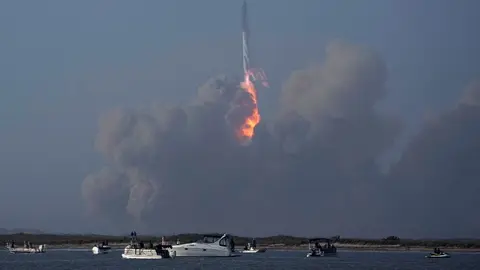 Starship de Space X, compañía de Elon Musk, explota en el aire durante el lanzamiento