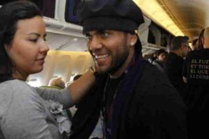 Dani Alves: Expareja lo defiende "No es un violador, ¿cómo está en prisión?"