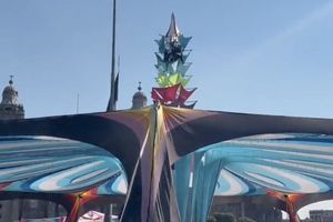 CDMX: Hombre intentó suicidarse en el Zócalo Capitalino; se quiso aventar de un megáfono