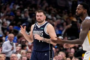 Multa la NBA con 35 mil dólares a Doncic por gesto a un oficial
