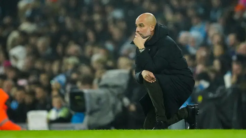 Guardiola: Pateó una botella durante juego del City y golpea por error a rival