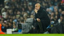 Guardiola: Pateó una botella durante juego del City y golpea por error a rival