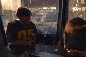 Accidente vehicular termina de forma brutal un pódcast; video impacta a usuarios