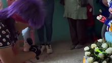 Contratan a payaso para el funeral de un niño