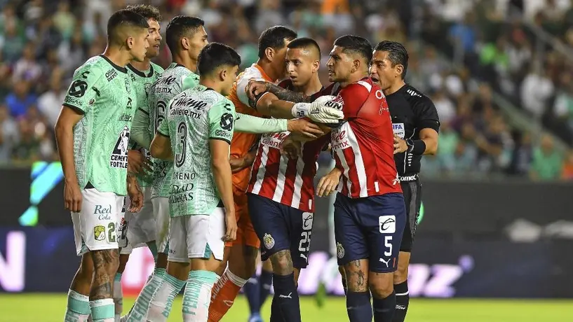 Afición de León avienta cerveza... y otros líquidos a jugadores de Chivas, Vega no probó esta vez