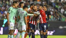 Afición de León avienta cerveza... y otros líquidos a jugadores de Chivas, Vega no probó esta vez