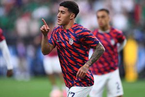 Alejandro Zendejas disfrutó la goleada de su equipo desde la banca