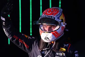 Verstappen, a nada de cometer error que colocaría a Checo Pérez como líder del campeonato