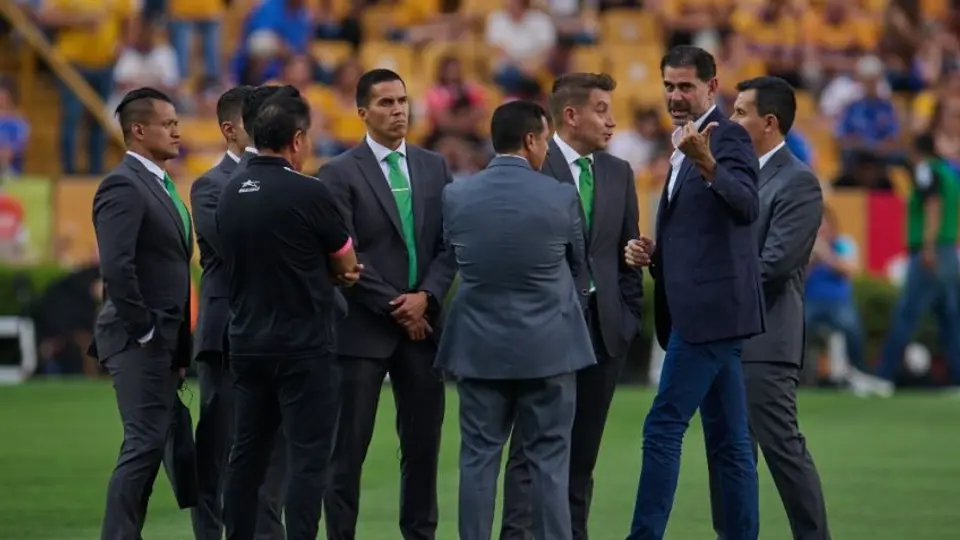 Chivas vs Tigres: Fernando Hierro platicó con el cuerpo arbitral antes de iniciar la Final de Ida