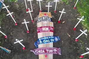 Aficionados del Napoli celebran el casi campeonato y 'entierran' al resto de los equipos de la Serie A