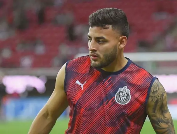 Alexis Vega presume nuevo tatuaje que cubre toda su espalda