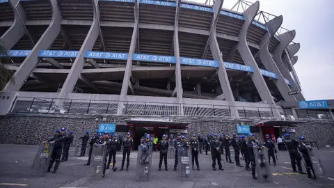 Clásico Nacional: Policía de la CDMX alentó al América afuera del Estadio Azteca