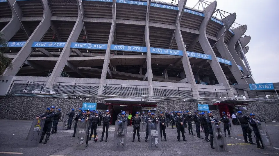 Clásico Nacional: Policía de la CDMX alentó al América afuera del Estadio Azteca