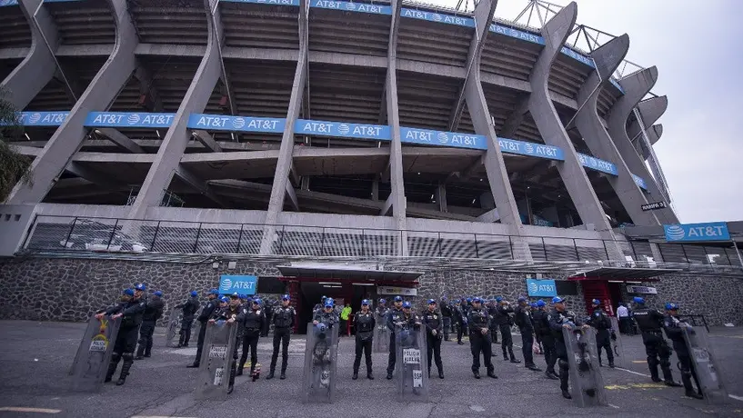 Clásico Nacional: Policía de la CDMX alentó al América afuera del Estadio Azteca