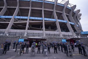 Clásico Nacional: Policía de la CDMX alentó al América afuera del Estadio Azteca