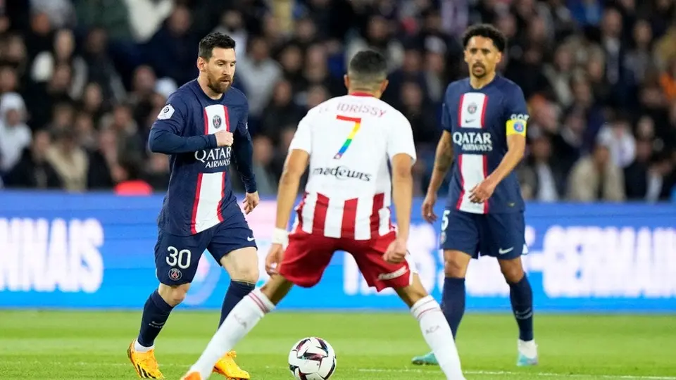 Messi y el PSG visitan al Auxerre con el futuro del argentino en el aire
