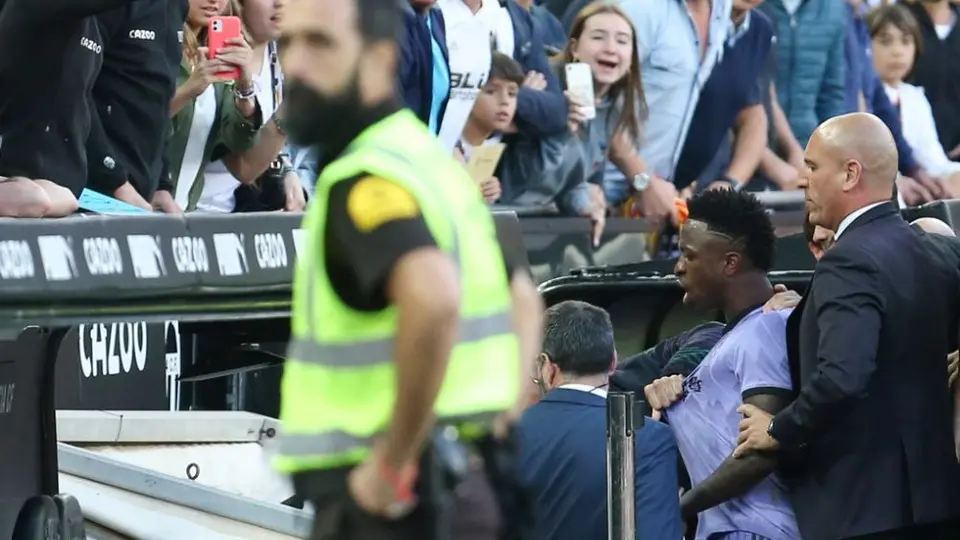 Caos en el Valencia-Real Madrid: Vinicius recibió insultos racistas, se peleó y acabó expulsado
