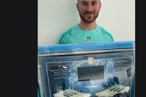 Argentina: Mac Allister enmarcó los botines con los que se coronó en Qatar 2022